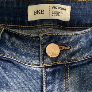 Buckle BKE VICTORIA UNIVERSAL FIT. MID-RISE BOOTCUT